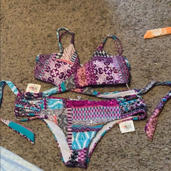 Bikini - Picture 1 of 6